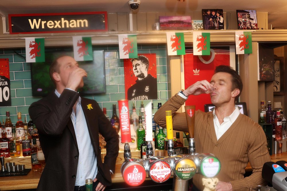 Prinz William schenkt Bier mit Rob McElhenney ein, während er den walisischen Feiertag im Wrexham Pub feiert