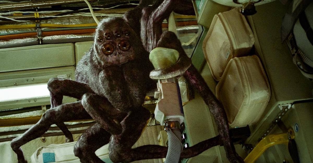 Die große außerirdische Spinne im Badezimmer des Raumschiffs im Film „Spaceman“