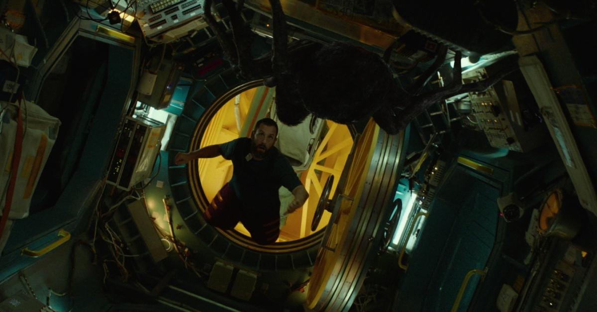 Jakub begegnet in „Spaceman“ der riesigen außerirdischen Spinne in seinem Raumschiff.
