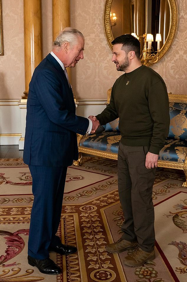 Der König (im Bild: Treffen mit Präsident Selenskyj) hat den ukrainischen Präsidenten Wolodymyr Selenskyj mehrmals getroffen, unter anderem während seines Besuchs im Vereinigten Königreich im Februar letzten Jahres