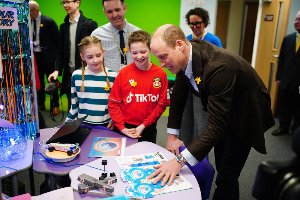 Prinz William erhält Geschenke für seine Kinder und Blumen für seine Frau von Schülern der walisischen Schule