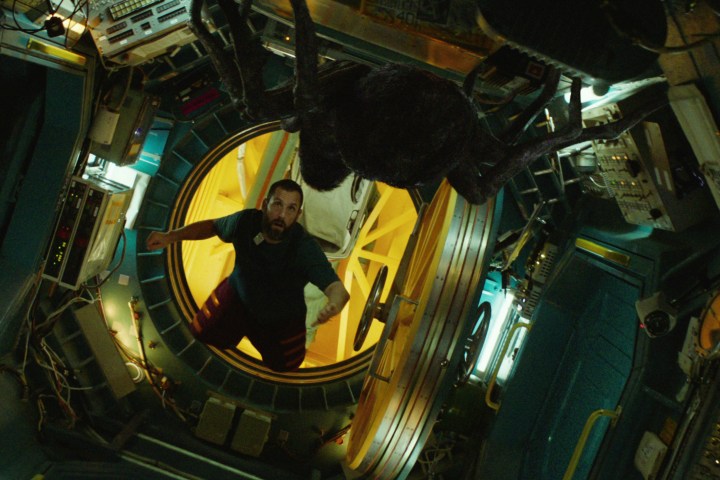 Adam Sandler blickt in Spaceman zu einer außerirdischen Spinne auf.