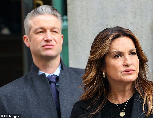Peter Scanavino und Mariska Hargitay sind am Filmset der Fernsehserie „Law and Order: Special Victims Unit“ am 21. Februar 2024 in New York City zu sehen