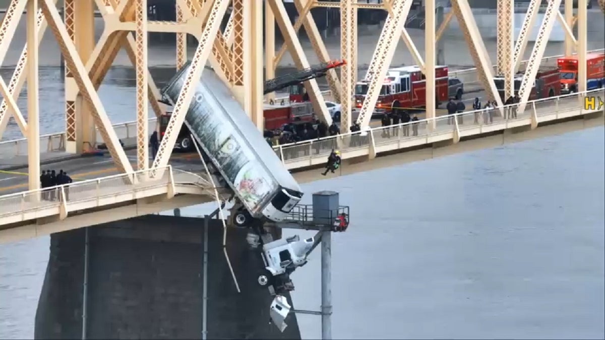 Rettung an der Brücke von Louisville vor der Kamera festgehalten