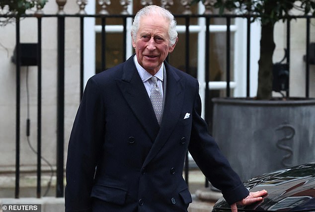 König Charles verlässt die Londoner Klinik nach einer Behandlung wegen einer vergrößerten Prostata in London, Großbritannien, 29. Januar 2024