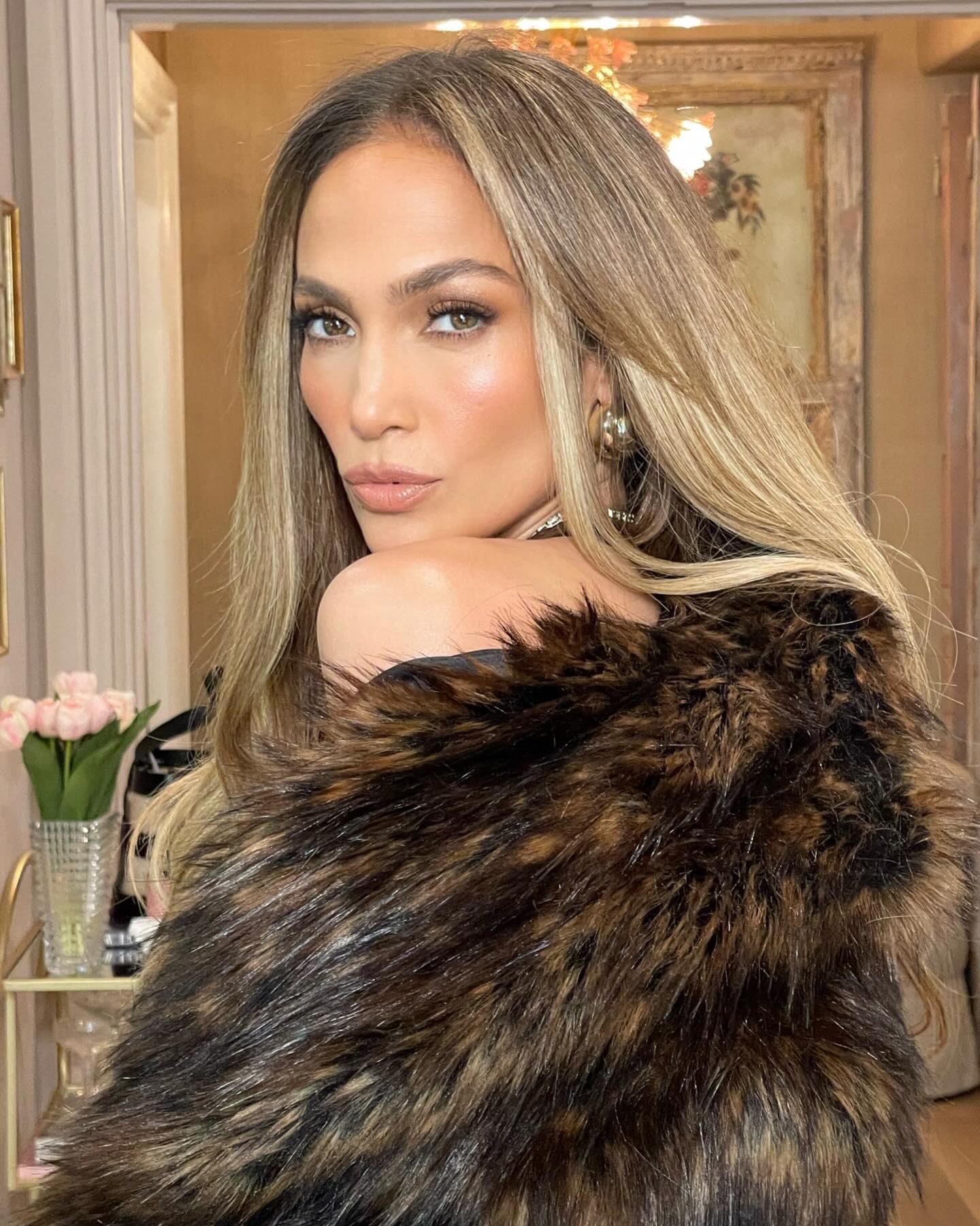 Jennifer Lopez trägt goldene Ohrringe