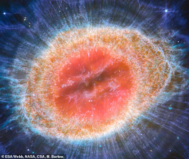 Dieses Bild zeigt den Ringnebel, der entstand, als ein sterbender Stern den letzten Teil seiner Materie in den Weltraum schleuderte. Dasselbe Schicksal wird schließlich auch unserer Sonne widerfahren