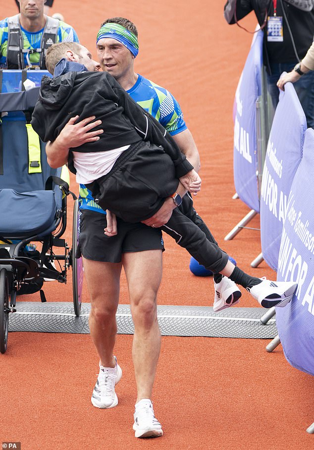 Letztes Jahr trug Kevin seinen ehemaligen Teamkollegen sogar über die Ziellinie des ersten Rob Burrow Leeds Marathons im Mai, die Zärtlichkeit dieser Geste berührte die Herzen einer ganzen Nation