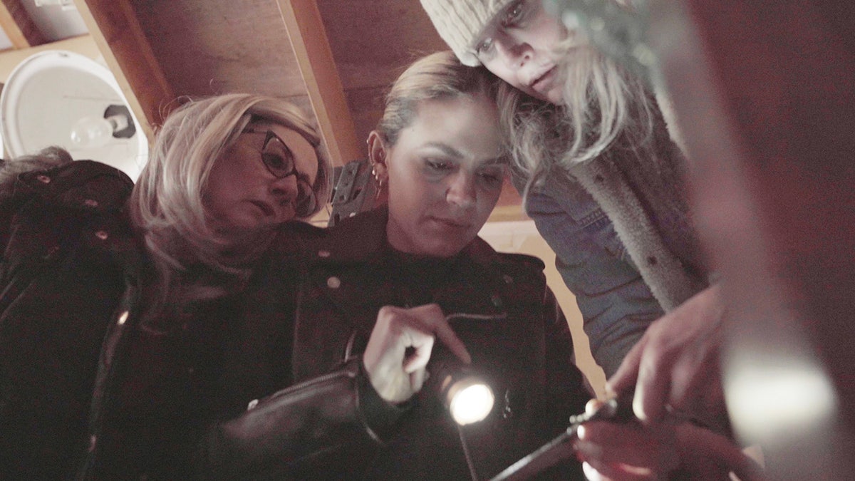 Sierra Barter, Shannon Barter und Judy Mordecai in der Lagereinheit betrachten das Messer
