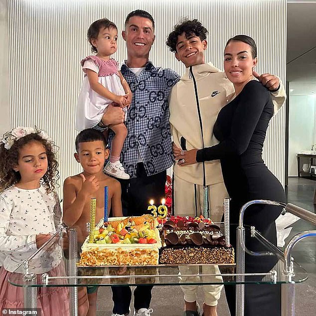 VORHER: Georgina, die mit Cristiano liiert ist, wurde Anfang des Monats auf einem Familienfoto (im Bild) zur Feier des 39. Geburtstags des Fußball-Superstars abgebildet