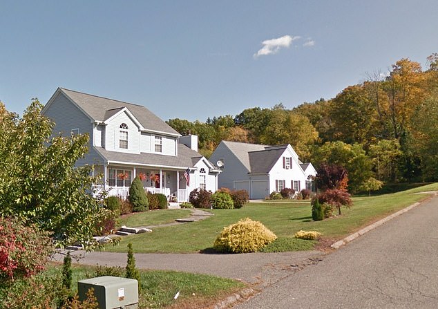 Abgebildete Häuser in New Milford, Connecticut.  Einheimische sagen, dass die Fabrik auch ihre Hauspreise senkt und das örtliche Wasser verschmutzt