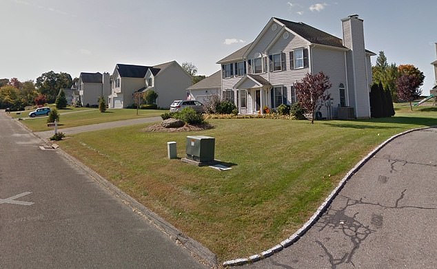 Abgebildete Häuser in einer Straße in New Milford, Connecticut, etwa zwei Autostunden von New York City entfernt