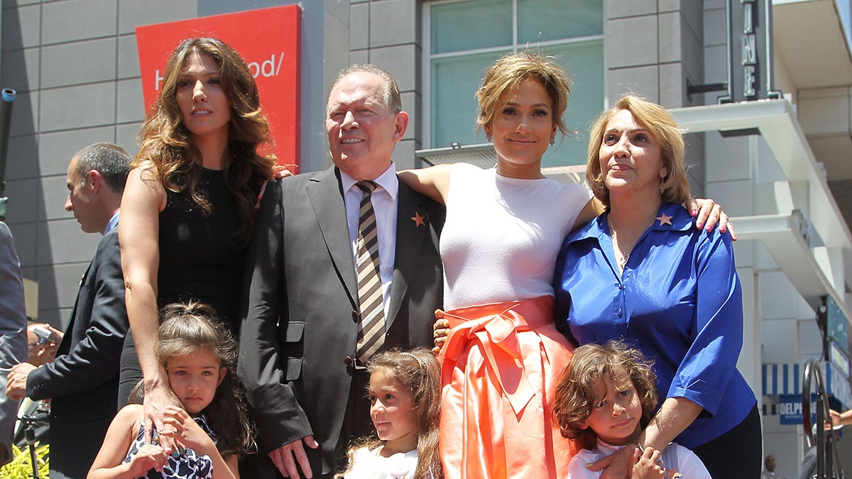Lynda Lopez, Vater David Lopez, Jennifer Lopez, Mutter Guadalupe Lopez, Tochter Emme Maribel (vorne links) und Sohn Maximilian David posieren gemeinsam
