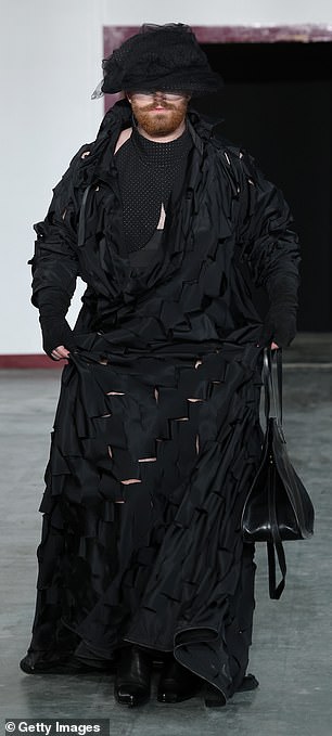 Sams zweiter Look war ein gestuftes schwarzes Kleid mit Cut-out-Details
