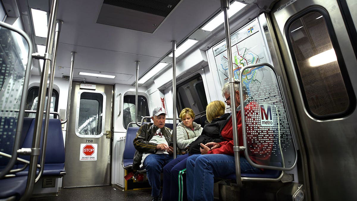 Touristen sitzen im U-Bahn-Zug in Washington D.C