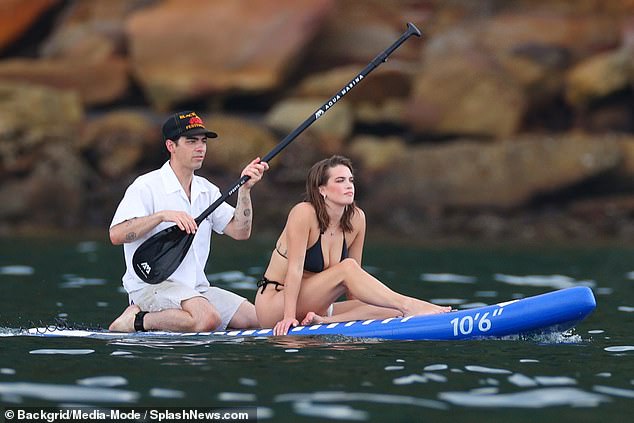 Das angebliche Paar nahm sich jedoch etwas Zeit für sich und wagte sich gemeinsam auf eine liebevolle Paddle-Board-Session