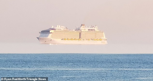 In einem fotografischen Fall der Fata Morgana (oben) schien das Kreuzfahrtschiff Anthem of the Seas, ein 168.000 Tonnen schweres Linienschiff der Royal Caribbean, über dem Wasser zu schweben