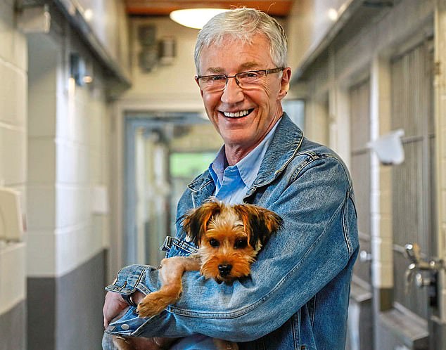 Paul O'Grady war von 2012 bis zu seinem Tod im Jahr 2023 der Moderator von For the Love of Dogs. In den sozialen Medien gab es reichlich Kritik an der Entscheidung, Frau Hammond als Ersatz für den Hundeliebhaber Herrn O'Grady einzustellen, da Bedenken hinsichtlich ihres Mangels bestehen Erfahrung mit Hunden