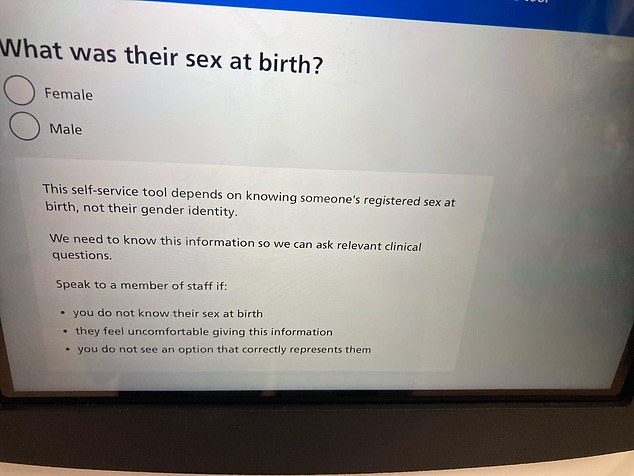 Die Check-in-Systeme fragen zunächst die Identität der Person ab, gefolgt von einer wortreichen Seite mit der Frage „Welches Geschlecht hatte sie bei der Geburt?“  mit den Antworten Männlich und Weiblich