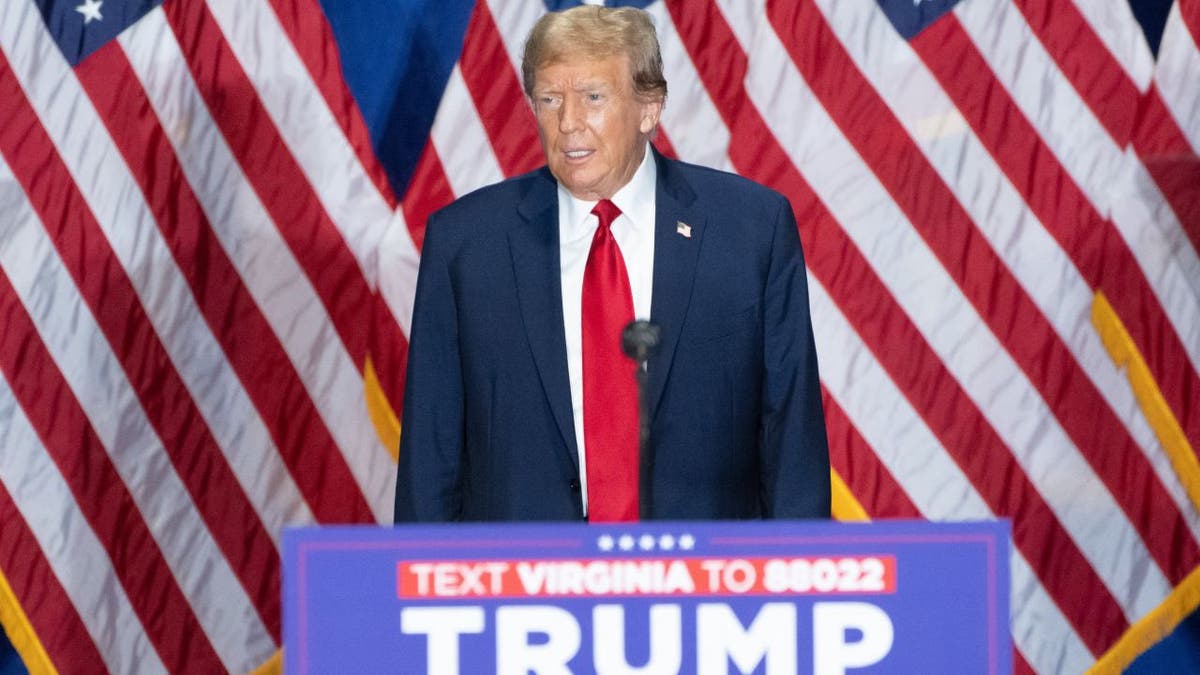 Donald Trump steht auf dem Podium