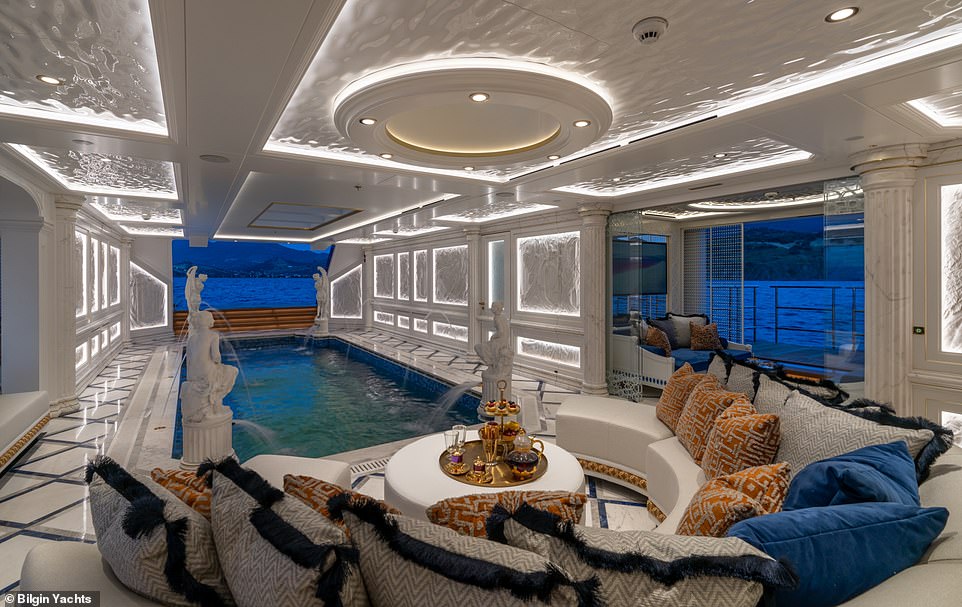 Leona, das vom türkischen Luxusyachtbauer Bilgin erbaut wurde, verfügt über einen einzigartigen Strandclub, der wie ein Fünf-Sterne-Spa oder -Hotel aussieht