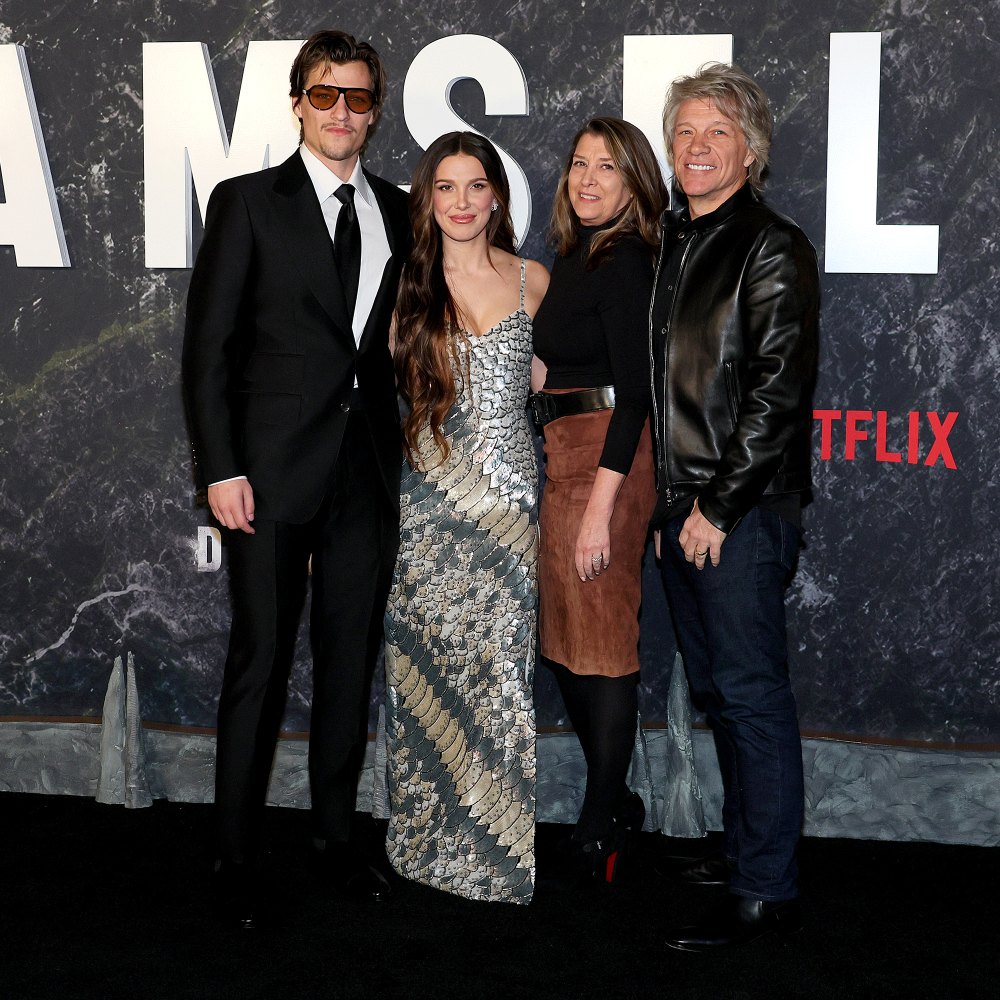 Millie Bobby Brown und Verlobter Jake Bongiovi posieren mit Jon Bon Jovi auf dem Roten Teppich „Damsel“.