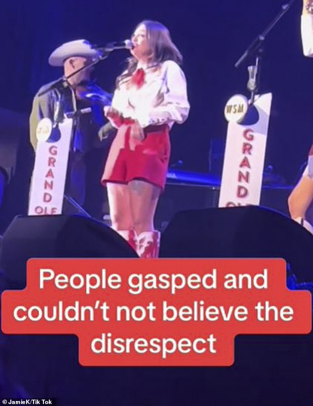 Elle sorgte am Freitag im Grand Ole Opry für großen Aufruhr unter den Fans, als sie während eines Auftritts „gehämmert“ wirkte