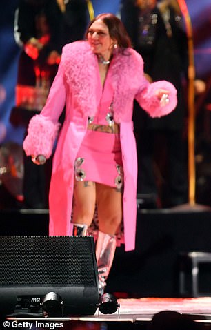 Die Exes and Ohs-Hitmacherin sah in ihrem pinkfarbenen Crop-Top und dem passenden Minirock unglaublich aus, während sie gleichzeitig als Sängerin und Moderatorin fungierte