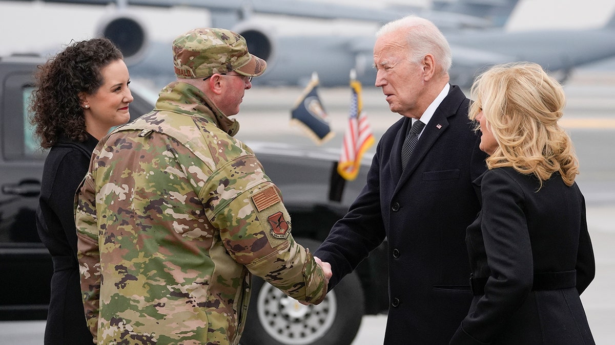 Präsident Biden trifft auf dem Luftwaffenstützpunkt Dover in Delaware ein, um an der würdevollen Überführung von drei in Jordanien getöteten US-Soldaten teilzunehmen.