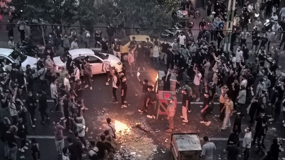 Während der Mahsa-Amini-Proteste zünden Demonstranten mitten auf der Straße Feuer