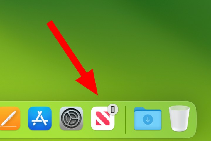 Übergabe auf einem Mac, Anzeige einer App, die auf einem iPhone im macOS-Dock eines Benutzers geöffnet ist.