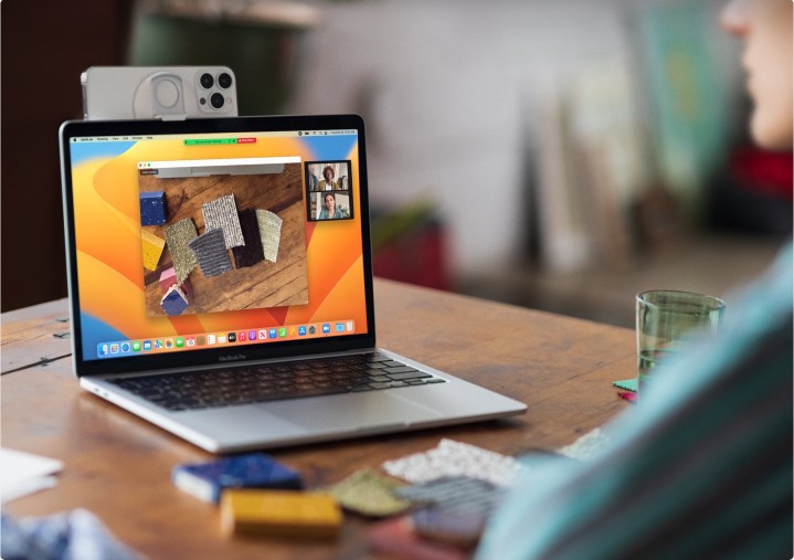 Apple Continuity-Bild zeigt die Verwendung des iPhone als MacBook-Webcam.