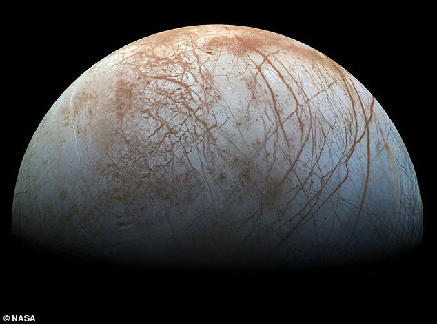 Im Bild der Jupitermond Europa, wo ein unter kilometerlangen Eisschichten verborgener Ozean als Hauptkandidat für außerirdisches Leben gilt.  Wissenschaftler haben Kohlendioxid (CO2) auf der Oberfläche Europas gefunden und der nächste Schritt besteht darin, herauszufinden, woher es stammt