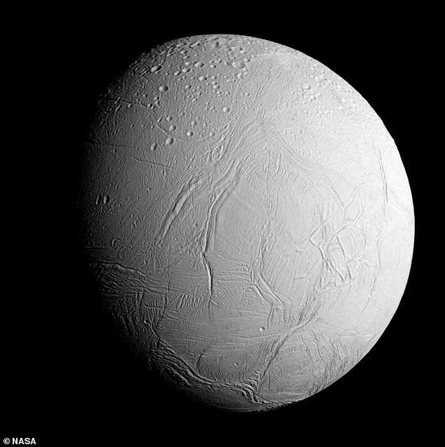 Enceladus – Saturns sechstgrößter Mond – ist eine gefrorene Kugel mit einem Durchmesser von nur 500 Kilometern (etwa ein Siebtel des Durchmessers des Erdmondes).  Es ist in diesem Bild abgebildet, das von der NASA-Raumsonde Cassini aufgenommen wurde