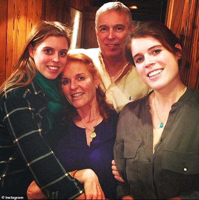 Sarah lebt immer noch mit Andrew zusammen.  Jahrelang nahm ihr Ex-Mann ihre Töchter (im Bild alle zusammen) ohne Sarah zu den Feierlichkeiten der königlichen Familie mit