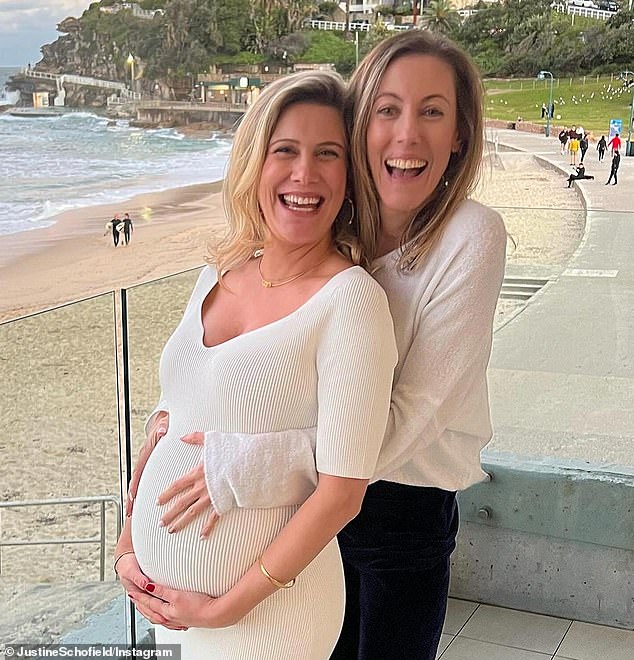 Die Köchin zeigte eine Reihe von Fotos von ihr und ihrer besten Freundin im Laufe der Jahre und bat ihre Instagram-Follower, für Bowel Cancer Australia zu spenden (im Bild eine schwangere Justine Schofield und Betty Tudehope).