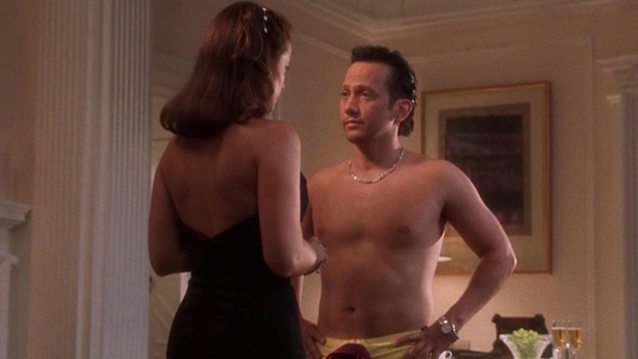 Rob Schneider steht ohne Hemd vor einer größeren Frau in einer Szene aus „Deuce Bigalow: Male Gigolo“.