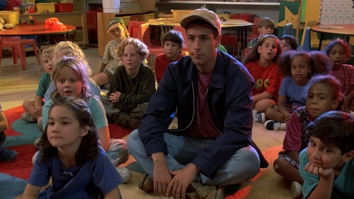 Adam Sandler sitzt mit ein paar Kindergartenkindern auf dem Boden in einer Szene aus Billy Madison.