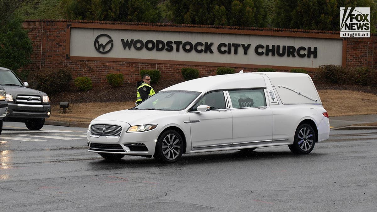 Leichenwagen für Laken Riley verlässt kirchliche Beerdigung