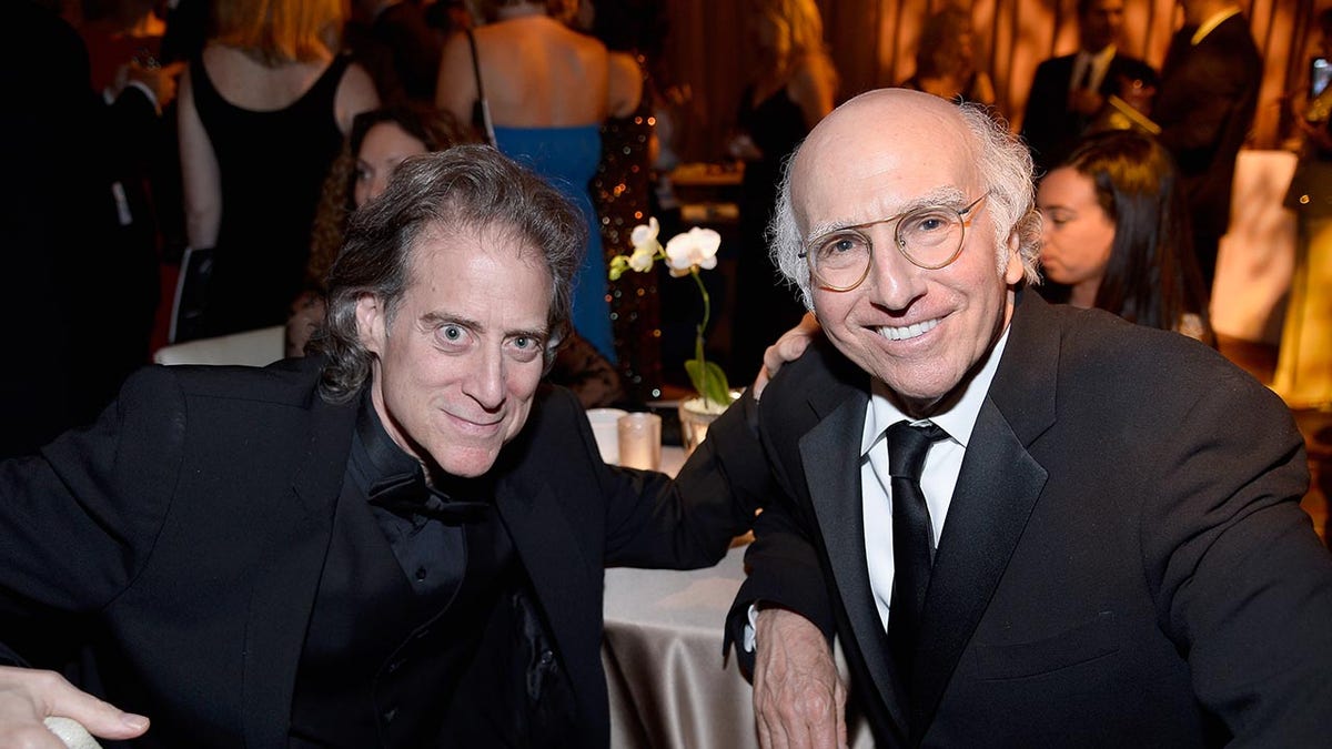 Larry David und Richard Lewis lächeln