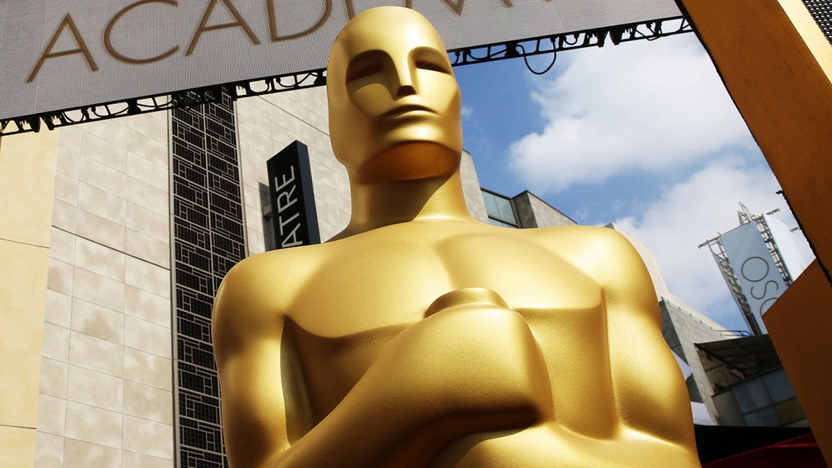 DATEI – Auf diesem Aktenfoto vom 21. Februar 2015 erscheint eine Oscar-Statue vor dem Dolby Theatre für die 87. Oscar-Verleihung in Los Angeles.  Nominierungen für die 91. Oscar-Verleihung werden am Dienstag, 22. Januar 2019, bekannt gegeben. (Foto von Matt Sayles/Invision/AP, Datei)