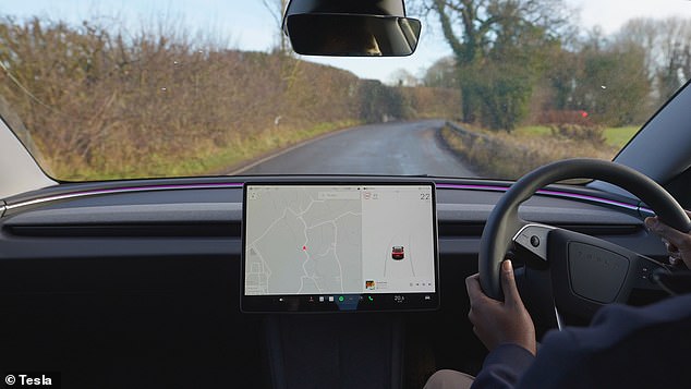 Das Tesla Model 3 verfügt über kein Kombiinstrument hinter dem Lenkrad.  Das bedeutet, dass der Fahrer auf den großen Tablet-Bildschirm blicken muss, um die Geschwindigkeit zu sehen, mit der er fährt