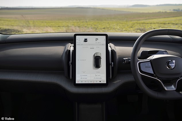 Sogar Volvo, eine Marke, die seit Jahrzehnten für Fahrzeugsicherheit steht, wird vorgeworfen, zu viele Bedienelemente auf ihre Touchscreens verlagert zu haben.  Beim neuen EX30 EV muss der Fahrer durch ein Untermenü drücken, um die elektrischen Außenspiegel und die Heckscheibenheizung einzustellen