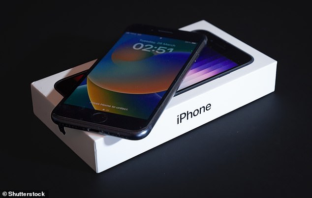 Das iPhone SE wird allgemein als Apples „Budget“-Handyserie beschrieben, obwohl das neueste Modell, das iPhone SE 3 (im Bild), von 429 £ auf 579 £ kostet