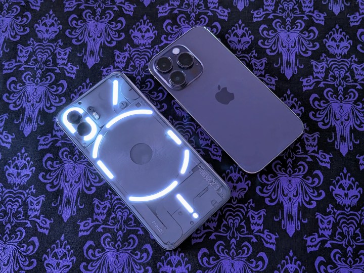 Nothing Phone 2 leuchtete neben einem iPhone 14 Pro auf.