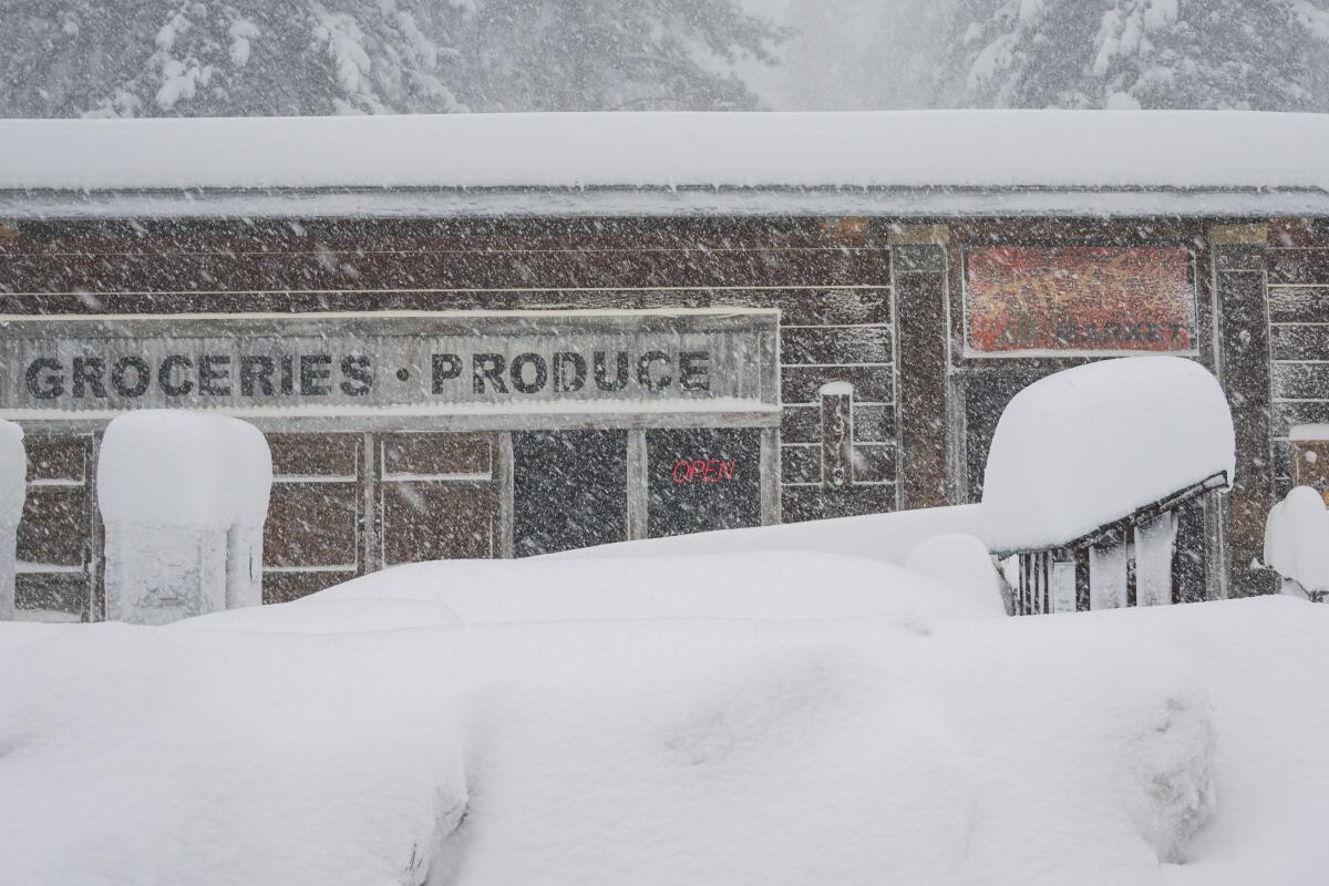 Schnee bedeckt am Samstag die Landschaft vor einem Geschäft in Truckee.