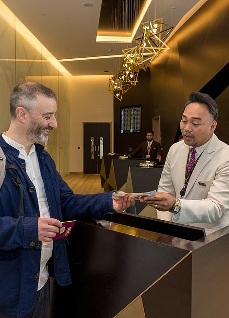 Ted checks in to the stunning Etihad lounge