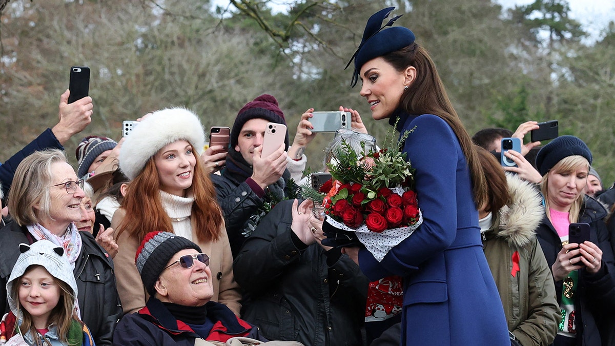 Kate Middleton nimmt während eines Auftritts Blumen entgegen