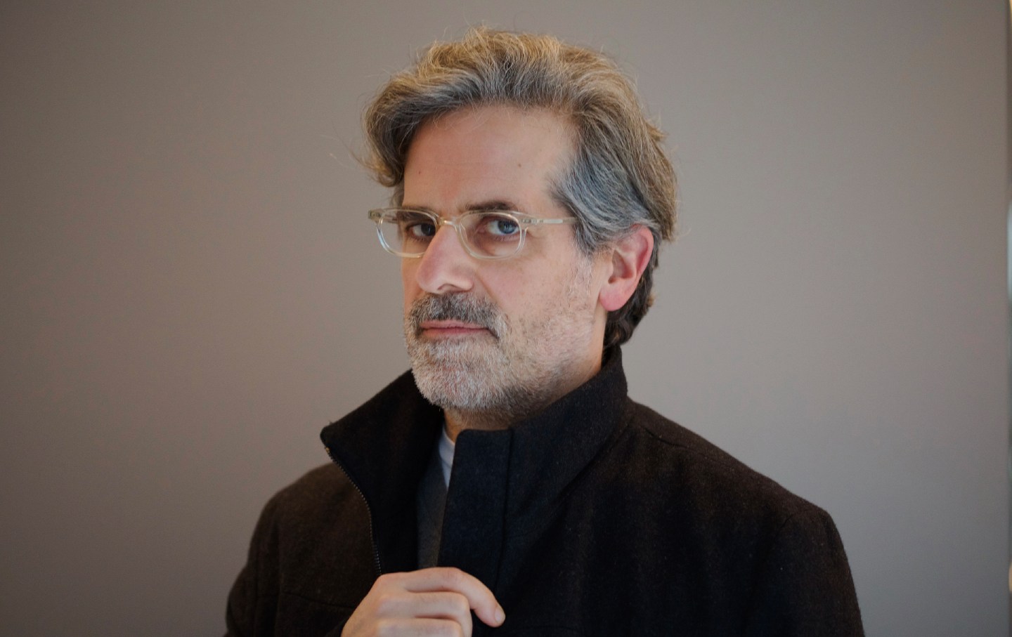 Der Schriftsteller Jonathan Lethem posiert für ein Foto vor grauem Hintergrund