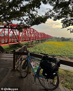 Rileys Fahrrad ist neben der Xiluo-Brücke im Kreis Changhua abgebildet